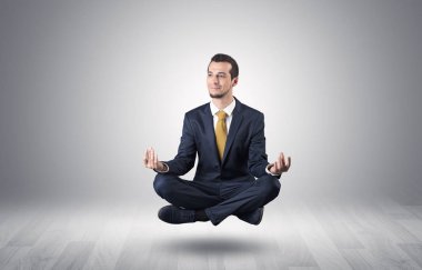 İşadamı bir boşluk kavramı içinde meditasyon