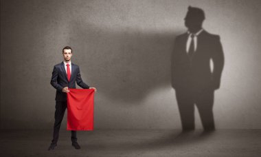 Boğa güreşçisi kavramı ve onun gölgesi arka planda ile işadamı