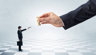 Büyük bir el üzerinde büyük Satrançtaşı karşı mücadele işadamı