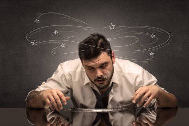 Onun ofisinde doodle konsepti ile sarhoş adam
