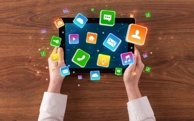 El tablet sıçrama uygulama simgeleri kavramı ile kullanma