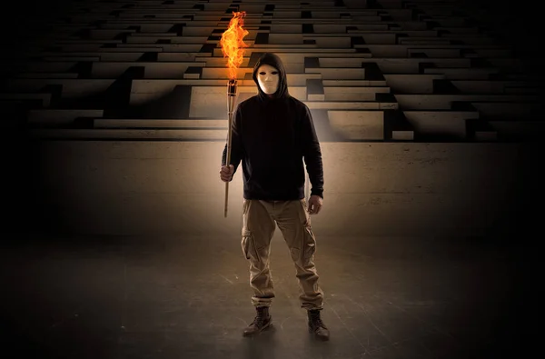 Mann kommt mit brennendem Flambee aus dem Labyrinth — Stockfoto
