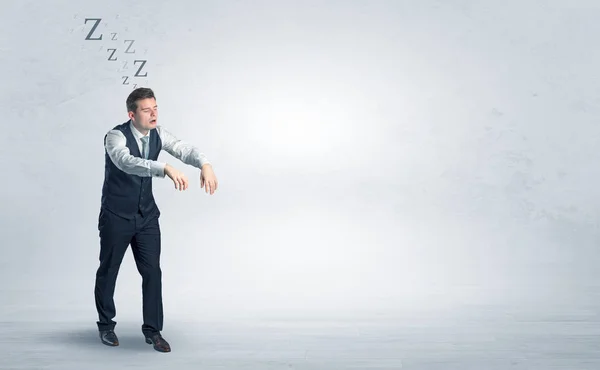 Zakenman met slaapziekte gaat ergens — Stockfoto