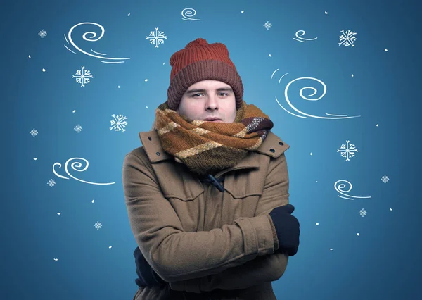 Заморожений хлопчик з каракатистою сніжинкою і вітряною концепцією — стокове фото