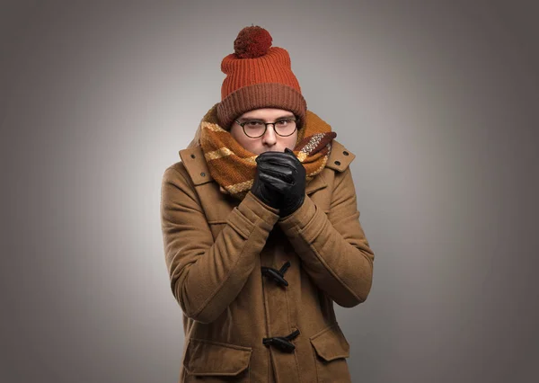 Guapo chico congelándose en ropa de abrigo — Foto de Stock