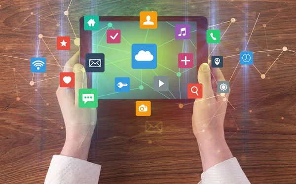 Mão usando tablet multitarefa com símbolos de aplicação e ícones conceito — Fotografia de Stock