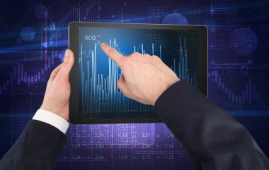 Tablet kullanma ve mali rapor kavramı kontrol el