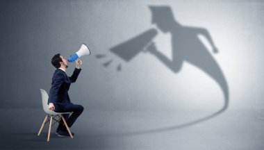 Kalmak ve otoriter gölgesini için malzeme sunan iş adamı