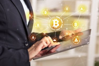 İş kadını bitcoin bağlantı ağı ve online kavramı ile tablet kullanma