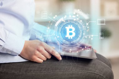 İş kadını ev ofis ruh bitcoin bağlantı ağ kavramı ile tablet kullanma