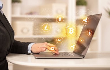Bitcoin bağlantı ağı ve online kavramı ile dizüstü bilgisayar üzerinde çalışan iş kadın