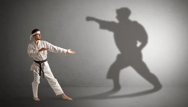 Homem de karaté a confrontar com a sua própria sombra — Fotografia de Stock