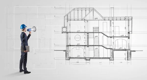 Arquitecto mirando a un plano de casa — Foto de Stock