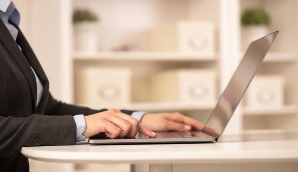 Çevrimiçi depolama ve bulut teknoloji kavramı ile onun laptop çalışan iş kadın — Stok fotoğraf
