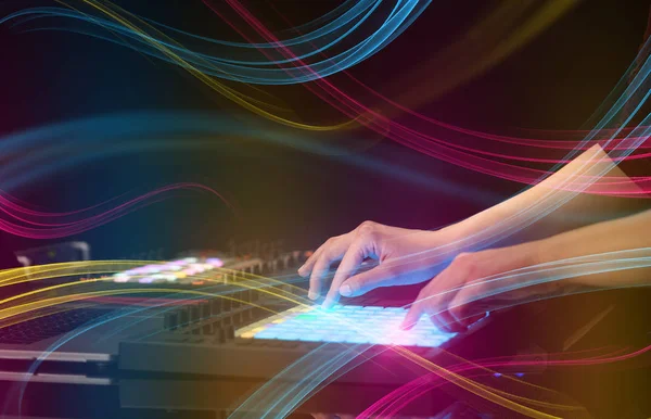 Mão misturando música no controlador dj com conceito de vibração colorida — Fotografia de Stock