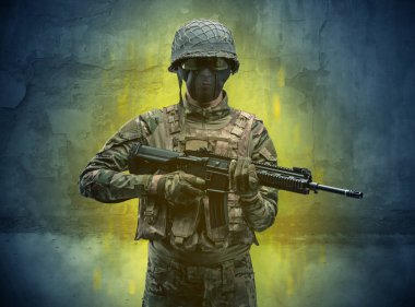 Tehlike asker ile yıkık duvar kağıdı