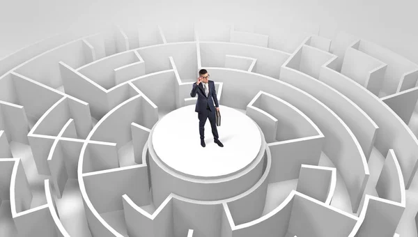 Homme d'affaires debout sur le dessus d'un labyrinthe — Photo