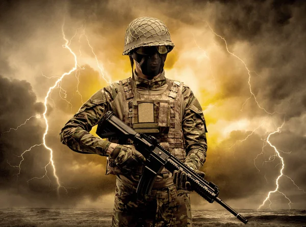 Tentara bersenjata berdiri dalam cuaca yang tidak jelas — Stok Foto