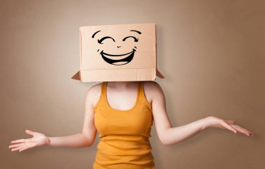 Karton kutu başında olan kadın