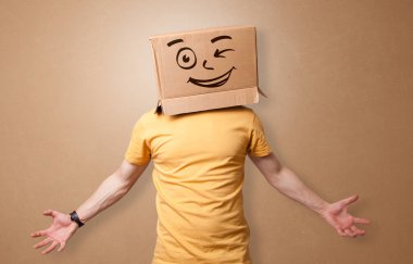 Mutlu karton kutu yüzü olan genç adam