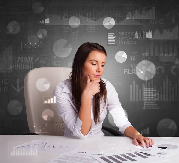 Manager im Büro, der Berichte und Statistiken mit Tafel-Hintergrund erstellt — Stockfoto