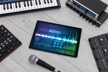Müzik aletleri ve kayıt uygulaması ile tablet