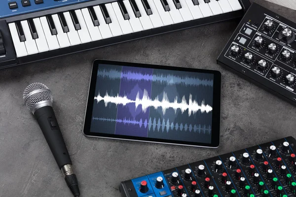 Tablette et instruments de musique électronique — Photo