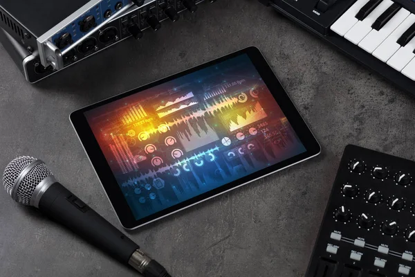 Instruments de musique électroniques et tablette avec concept de rapports — Photo