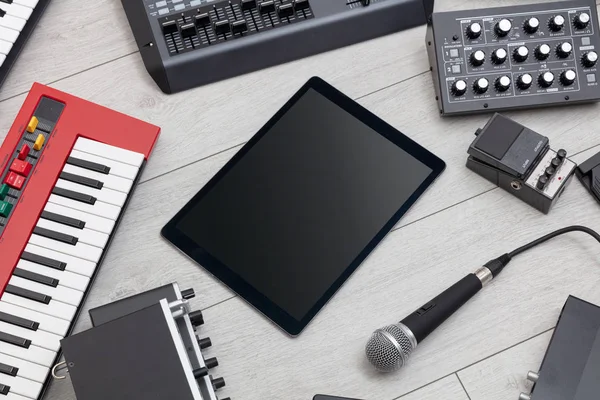 Tablet i muzyki elektronicznej instrumentów — Zdjęcie stockowe