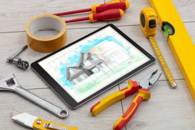 Tablet ve araçları ev planı kavramı ile