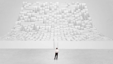 Küçük adam bir sonsuzluk labirent önünde ayakta