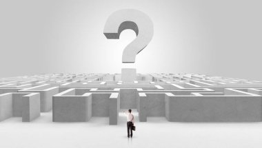 Büyük bir labirent önünde duran adam