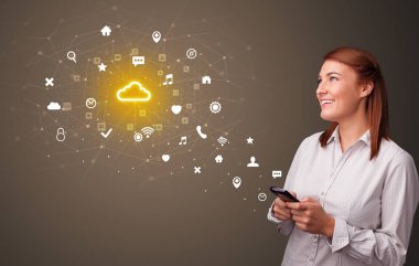 Bulut teknoloji kavramı ile telefon kullanan kişi