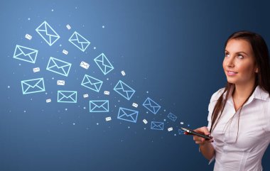 Telefonunuzun ve posta konseptiyle işkadını