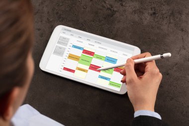 İş kadını zamanlama her programı Tablet