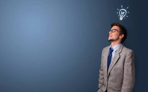 Joven estudiante buscando una nueva idea — Foto de Stock