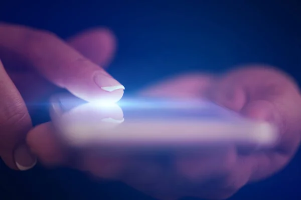 Dedo tocando telefone com fundo escuro — Fotografia de Stock