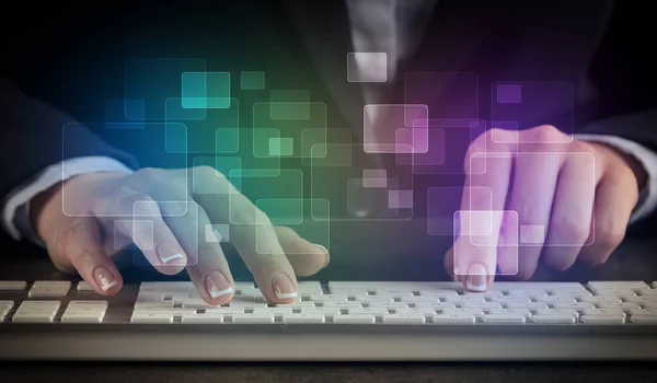 Mujer escribiendo en el teclado con concepto colorido —  Fotos de Stock