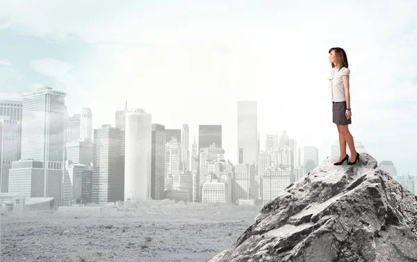 Business persoon op zoek naar geruïneerd stad van afstand — Stockfoto