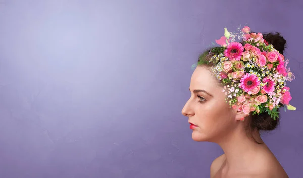 Kvetouá hlava s pestrobarevné květy — Stock fotografie
