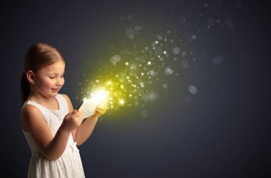 Köpüklü tablete oynayan küçük çocuk