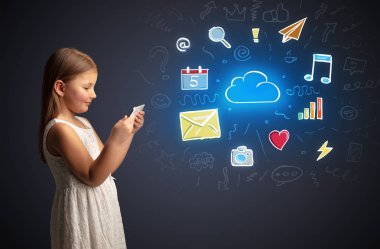 Kız holding tablet uygulamaları kavramı ile