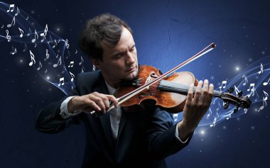 Yalnız besteci üzerinde keman çalıyor