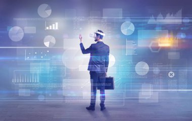 İşadamı vj gözlüklü bir proje denetimi