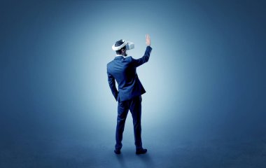 İşadamı vr gözlük ile boş bir odada