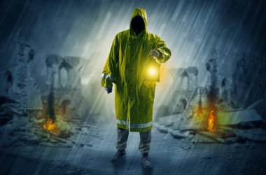 Adam felaket mahallinde parlayan bir fener ile