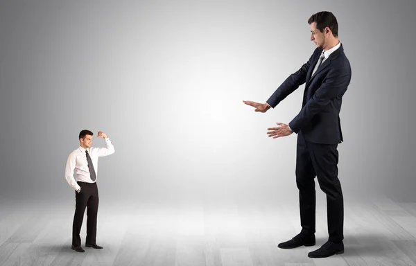 Empresário gigante com medo de pequeno empresário — Fotografia de Stock