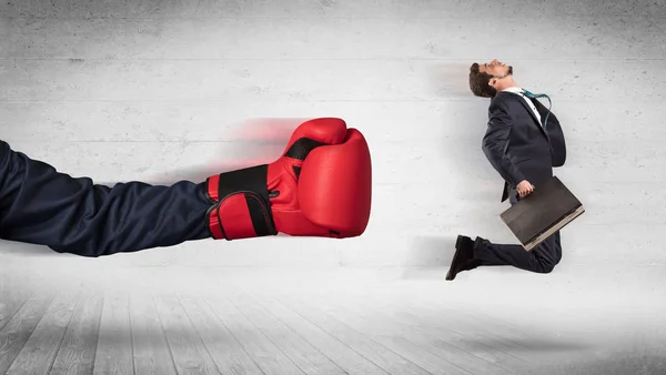 Braço com luvas de boxe atinge conceito de trabalhador de escritório — Fotografia de Stock