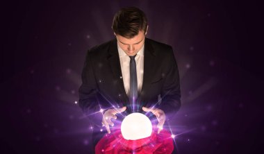 Kristal top eylem ile oturan işadamı