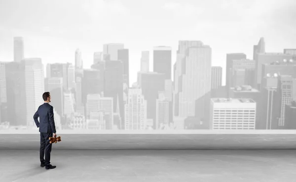 Бизнесмен смотрит на панораму большого города — стоковое фото